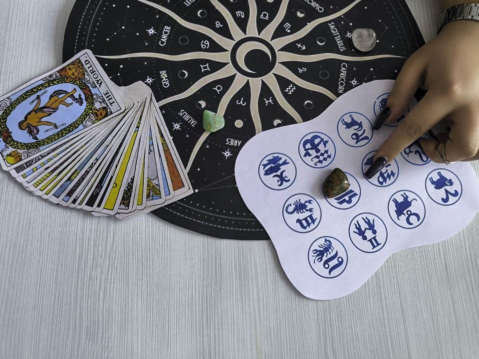 Гороскоп на 20 декабря: Раков ждет неожиданная встреча, у Весов гармония в отношениях