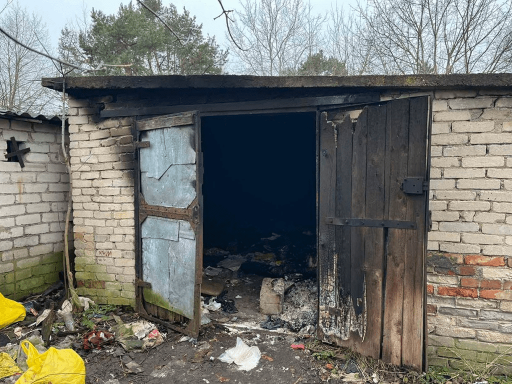 В пожаре погибло двое мужчин. Их личности устанавливаются