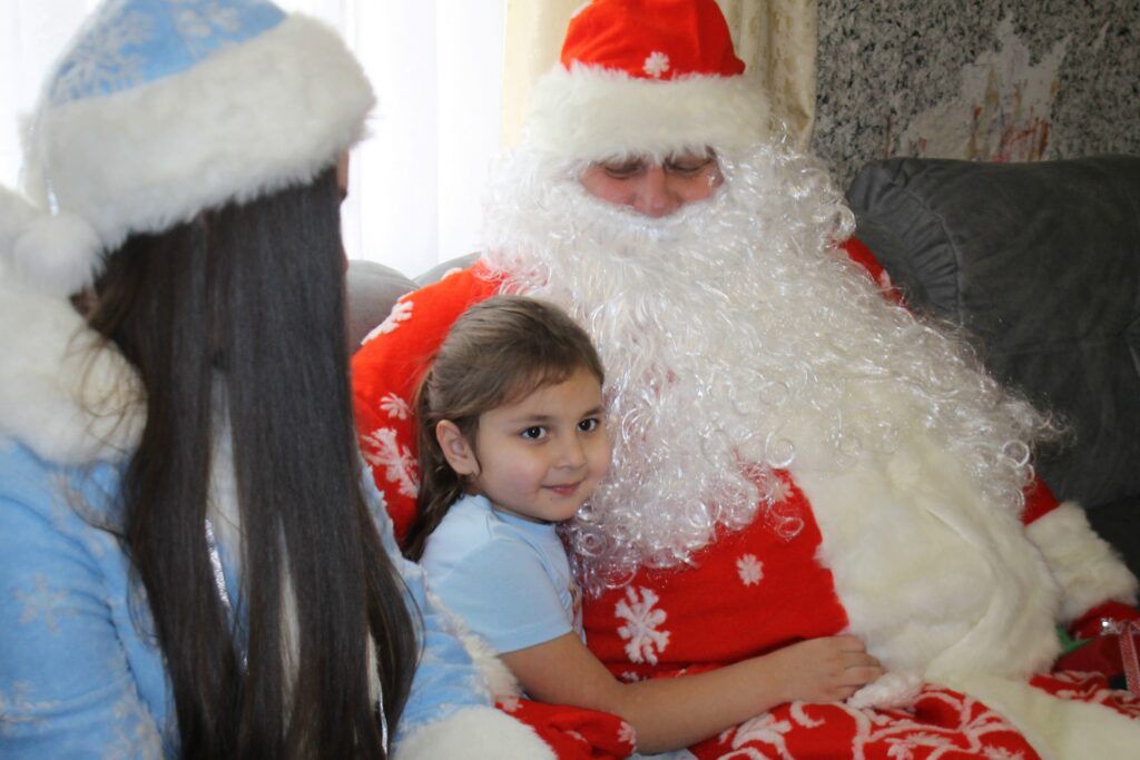 Большой праздник для большой семьи: коммунальщики Минщины поздравили многодетную семью с наступающим Новым годом