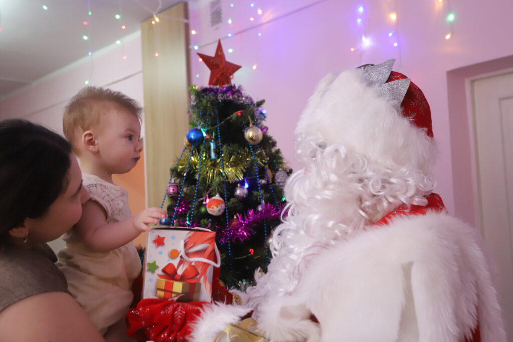 Новогодние герои поздравили пациентов детского отделения