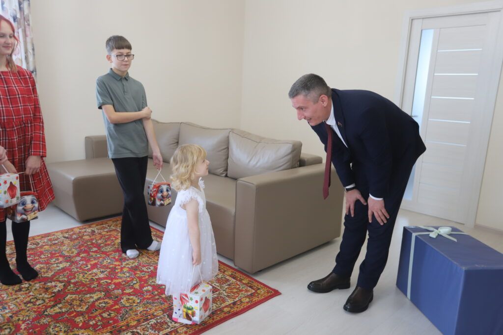 Николай Парамонов поздравил с Новым годом большую семью из Слободы