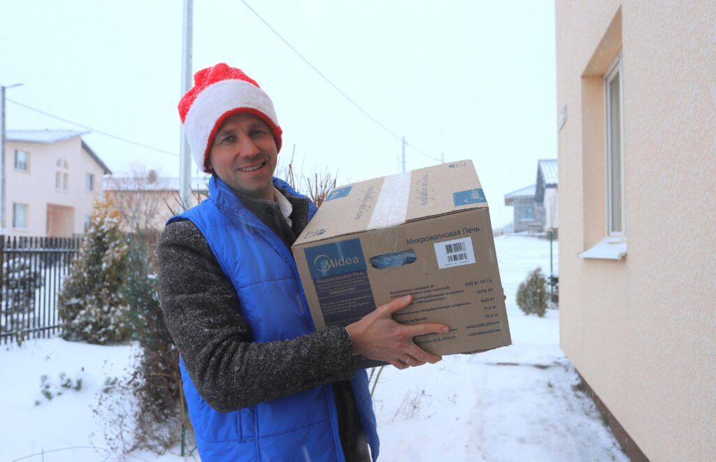 Подарки и песни под гитару: акция «Наши дети» подарила радость приемным семьям