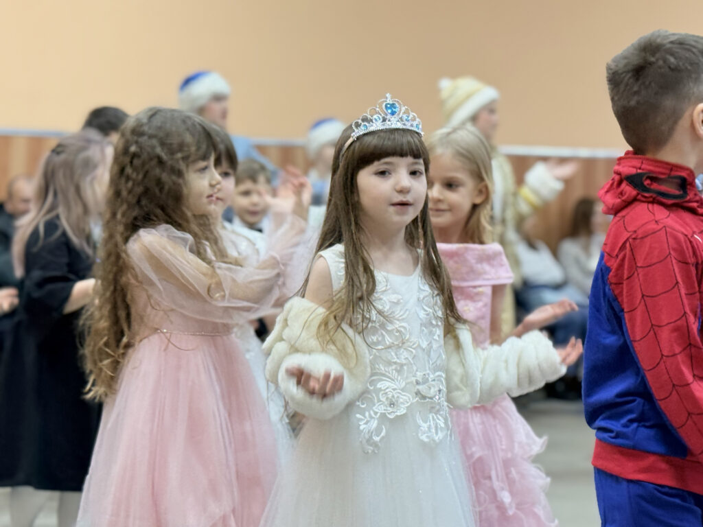 Хоровод чудес под елкой. Посмотрели, как прошел новогодний утренник в Плисской школе