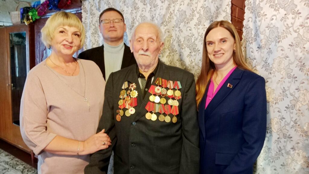 Соцслужбы поддержали ветерана теплом и вниманием