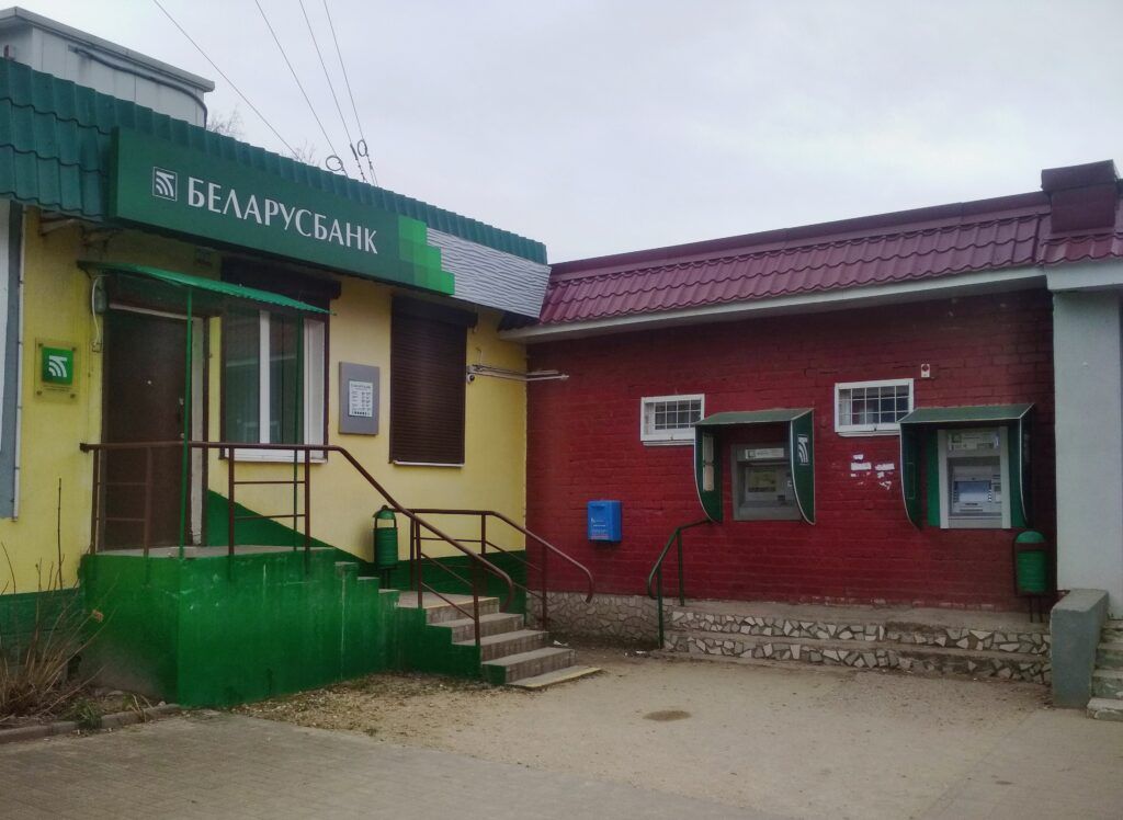 Повторное хищение: мужчина снял чужие деньги через банкомат