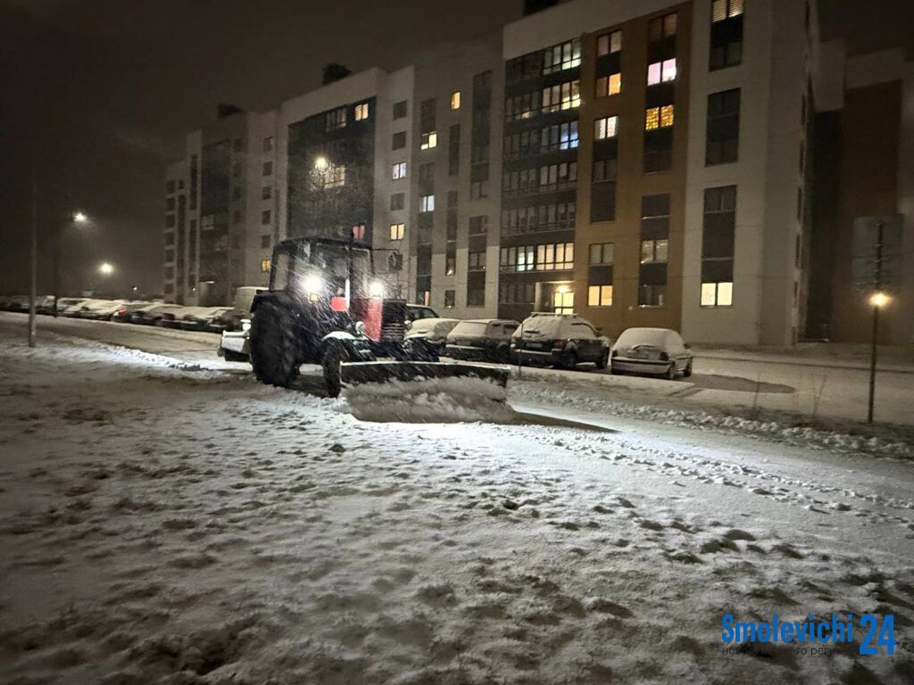 Пока мы спали, 3 грузовика, 2 трактора и погрузчик убирали город