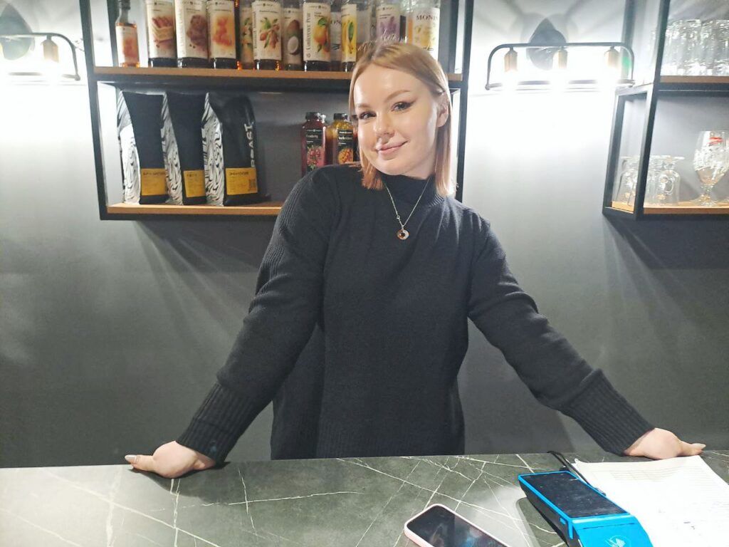 Корм для животных вместо букетов: как смолевичане превратили свадьбу в доброе дело