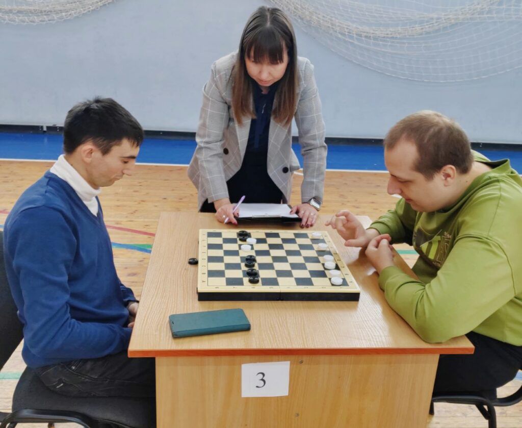 «Чапаев» в Смолевичах: турнир по шашкам объединил людей с инвалидностью