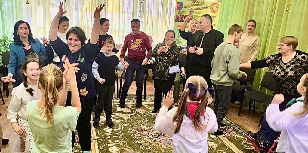 Акция «Тепло наших сердец» объединила волонтеров и воспитанников центра в День инвалидов