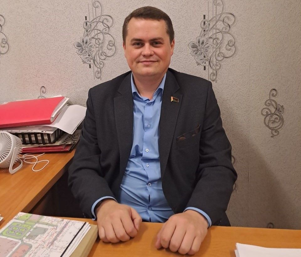 Директор СШ №3 бережно хранит воспоминания о родном поселке и своих учителях