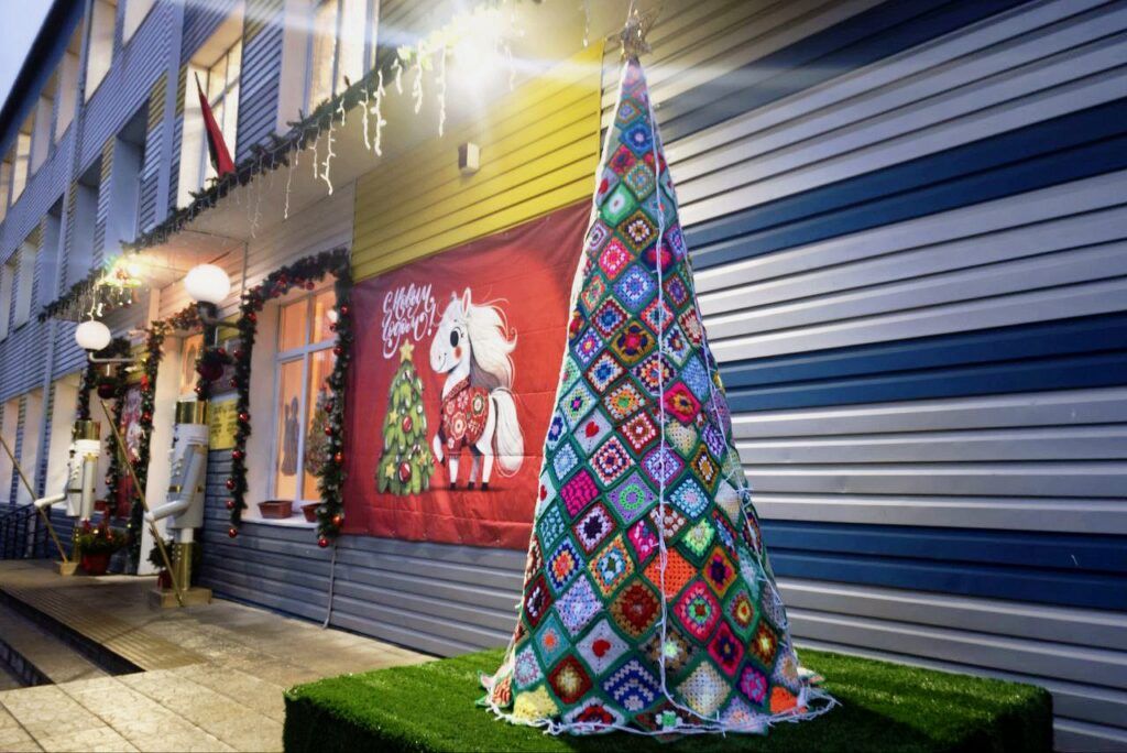 Достойный ответ искусственному интеллекту. Узнали, где установлена самая креативная елка в районе