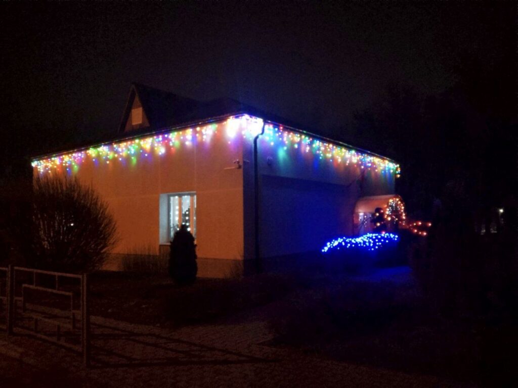 Административное здание в праздничном наряде: Плисский сельсовет готов встречать Новый год