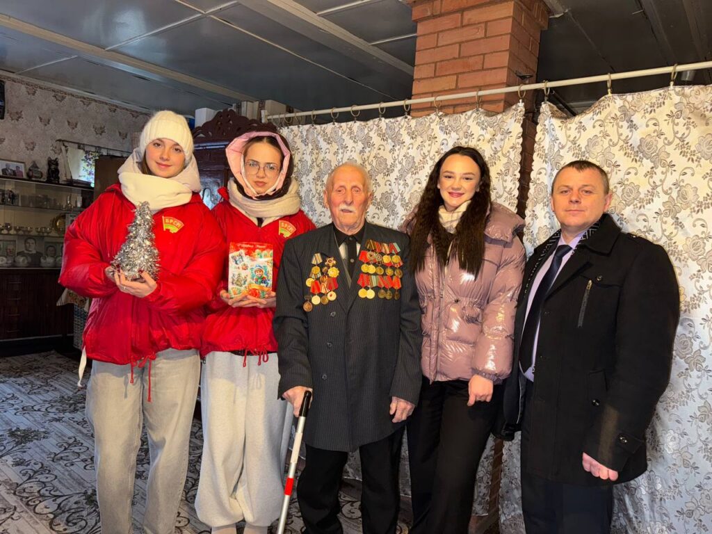 «На бумаге 95, а в душе 25». Молодежь района поздравила с Новым годом ветерана Станислава Мурашко