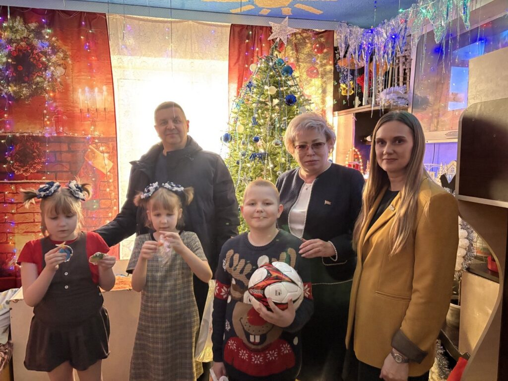 Акция «Наши дети» продолжается: особенные дети получили новогодние подарки