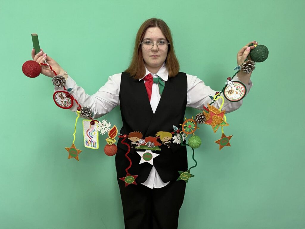 Необычный конь и «Гирлянда чудесных историй». В Черницкой школе создали необычный символ 2026 года