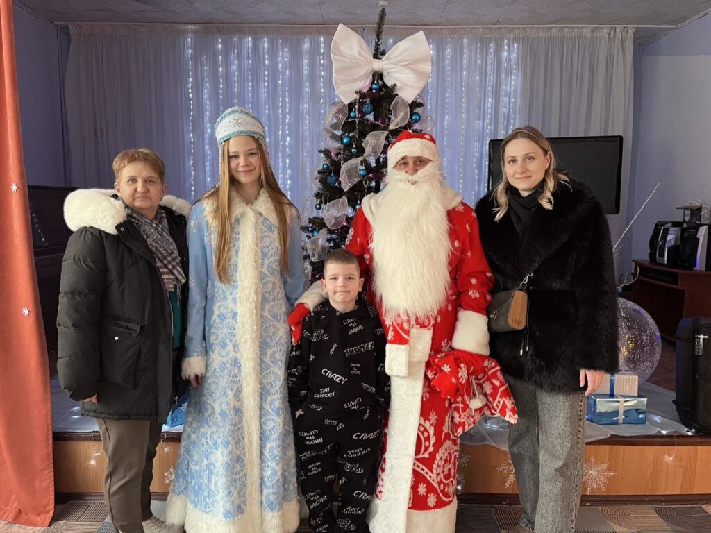 Профсоюз и заболотские школьники поздравили детей из СПЦ и дома семейного типа с наступающими праздниками