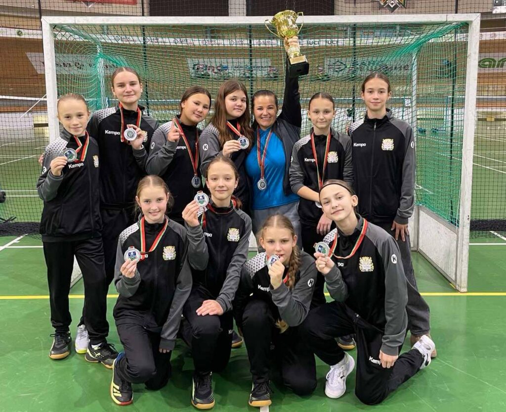 Смолевичские хоккеистки завоевали серебро на рождественском турнире