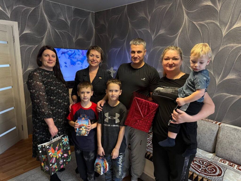 Смолевичская «Белая Русь» поздравила многодетную семью из Усяжа