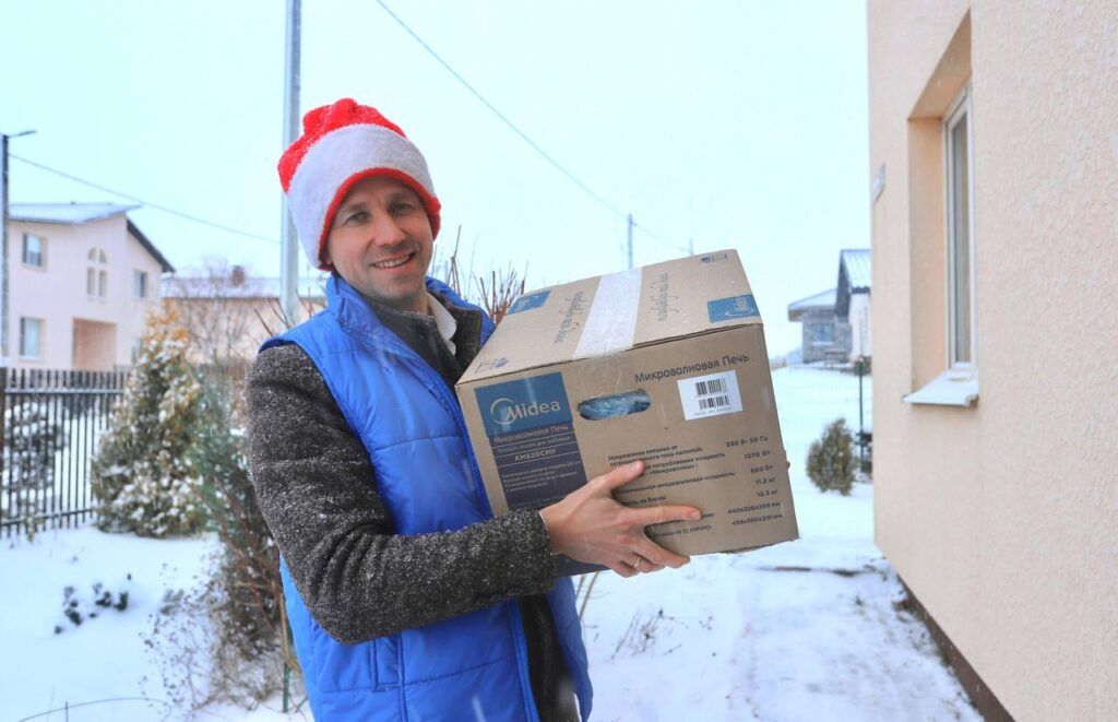 Подарки и песни под гитару: акция «Наши дети» подарила радость приемным семьям