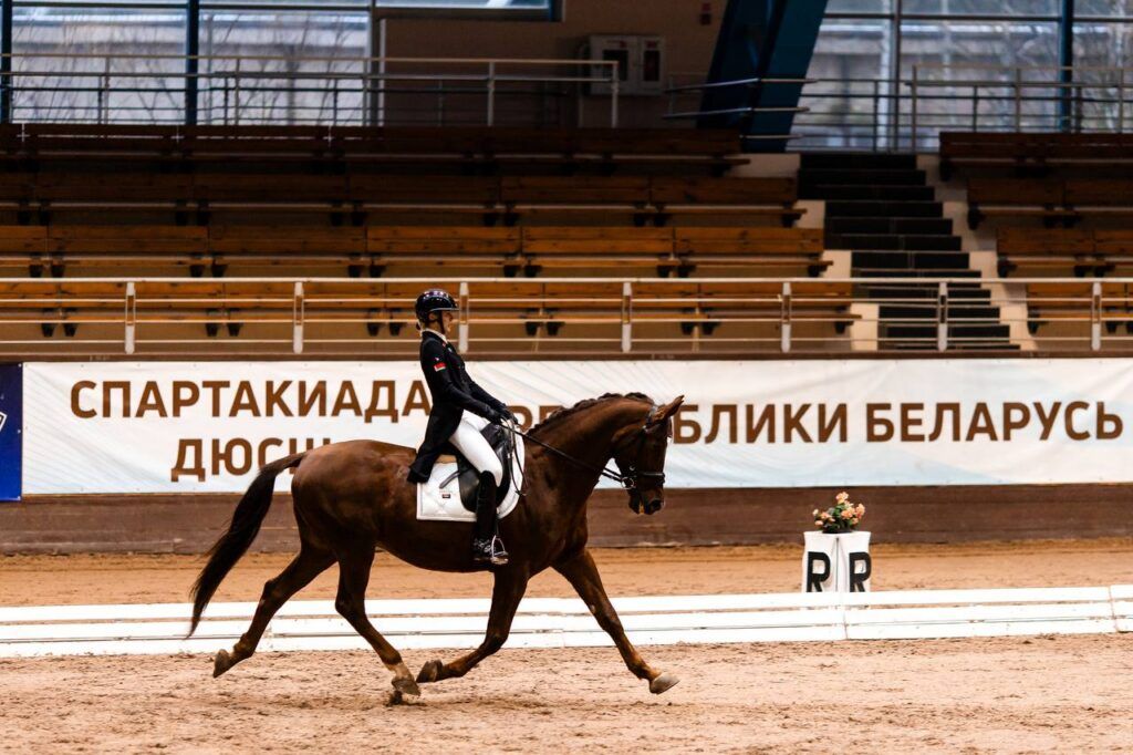 Юная всадница из Слободы завоевала два золота на республиканской спартакиаде
