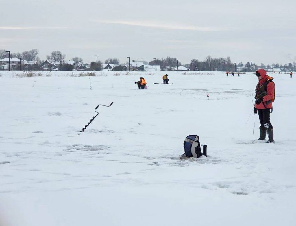 Как спасатели учат рыбаков безопасности