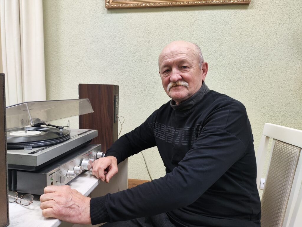 Он знает, как звучит настоящий винил: бывший радиотехник рассказал историю жизни и показал коллекцию винтажной техники