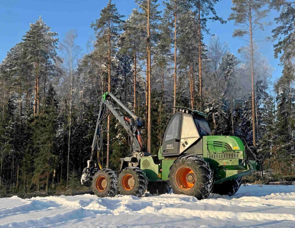 Смолевичские лесники помогают Быховскому лесхозу справиться с буреломами