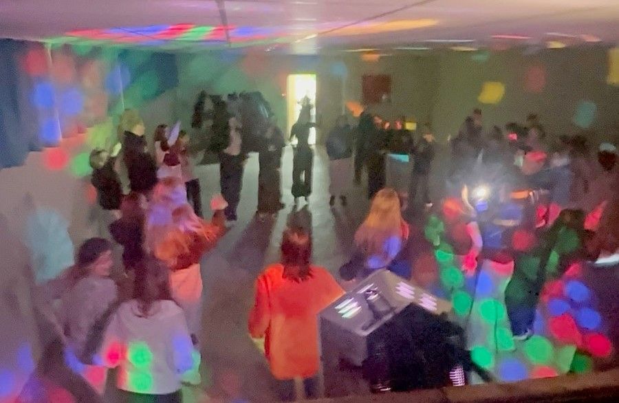 На сельскую дискотеку в Заболотье приезжают подростки из райцентра