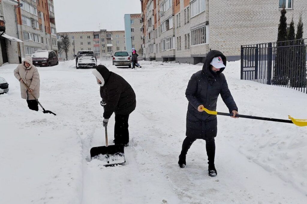 Активисты «Белой Руси» вышли на уборку снега вместе с коммунальными службами