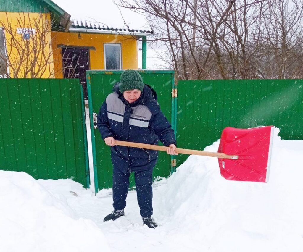 Соцработники Смолевиччины помогают одиноким пенсионерам расчищать дворы и не только