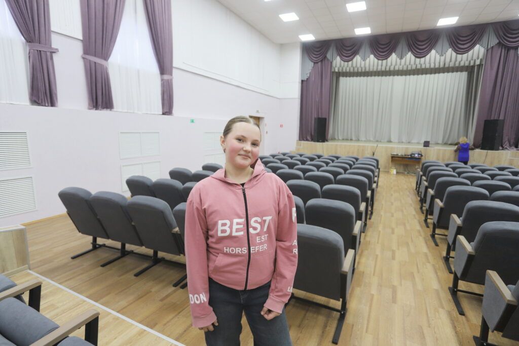 Узнали, зачем юная смолевичанка приезжает в сельский клуб