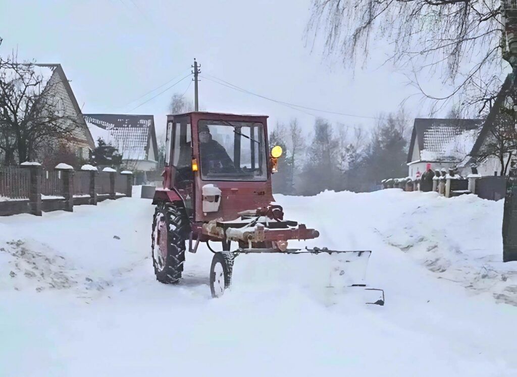 Трактора, лопаты и флешмоб. Жители Смолевичского района помогают убирать снег