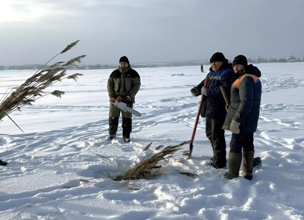 С бензопилой и лопатами. Посмотрели, как делают лунки на Смолевичском и Дубровском водохранилищах