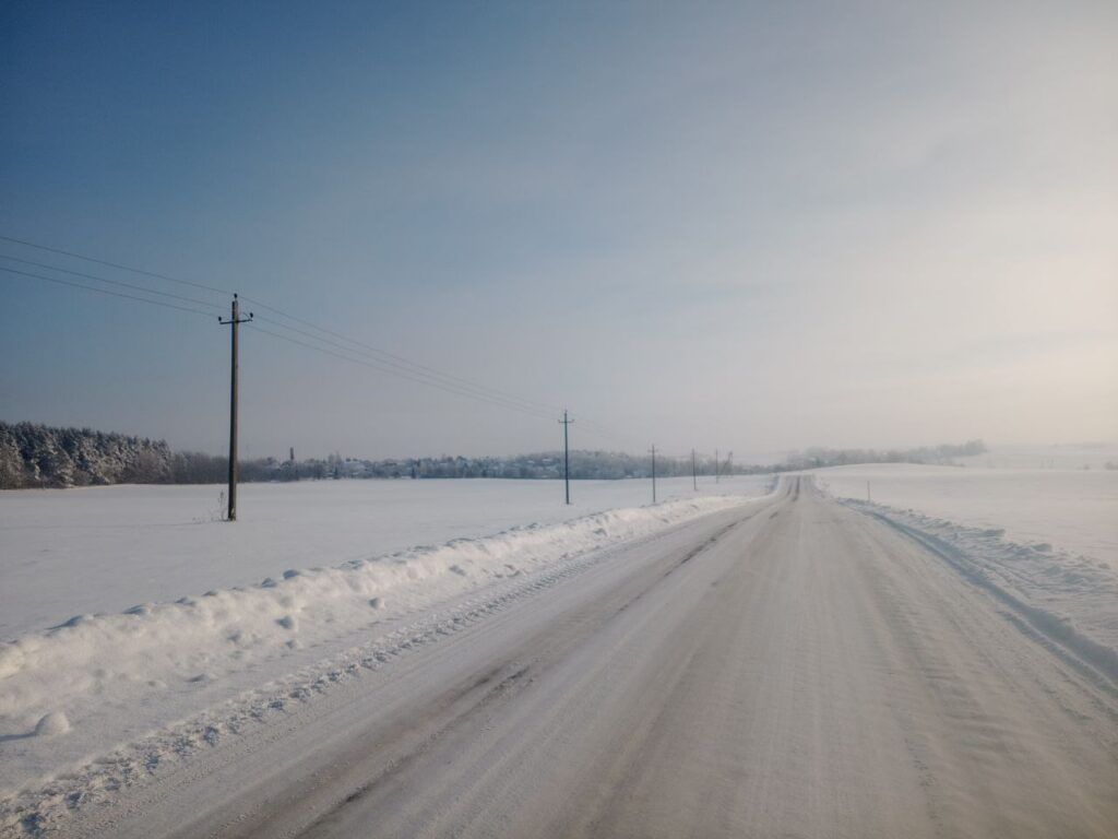 Пример для подражания: как односельчане и проезжие люди расчистили сложный участок дороги