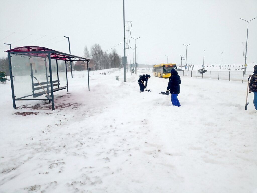 Спортсмены вышли на улицу с лопатами