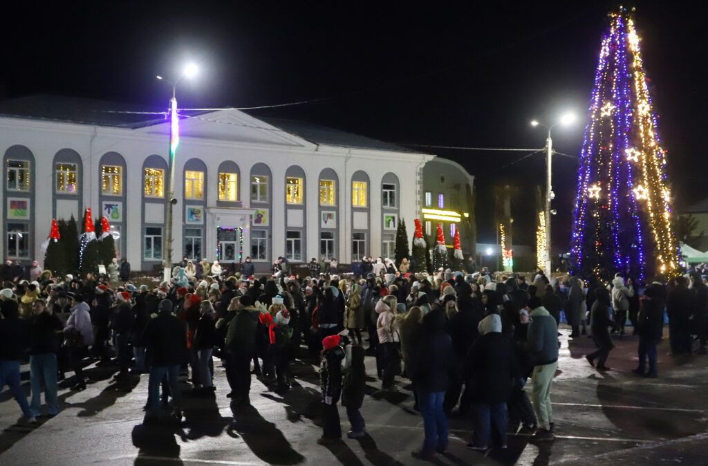 Праздничные гуляния развернулись в новогоднюю ночь на центральной площади Смолевичей