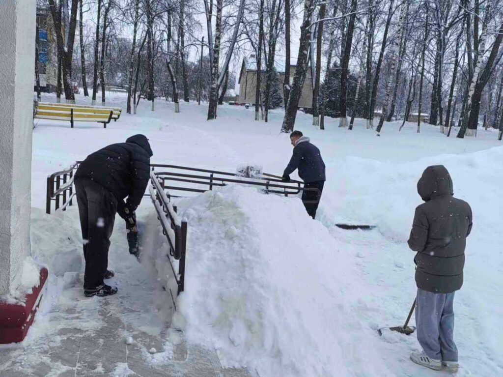 Культработники в деле: как в Усяже наводят красоту после циклона Уилли