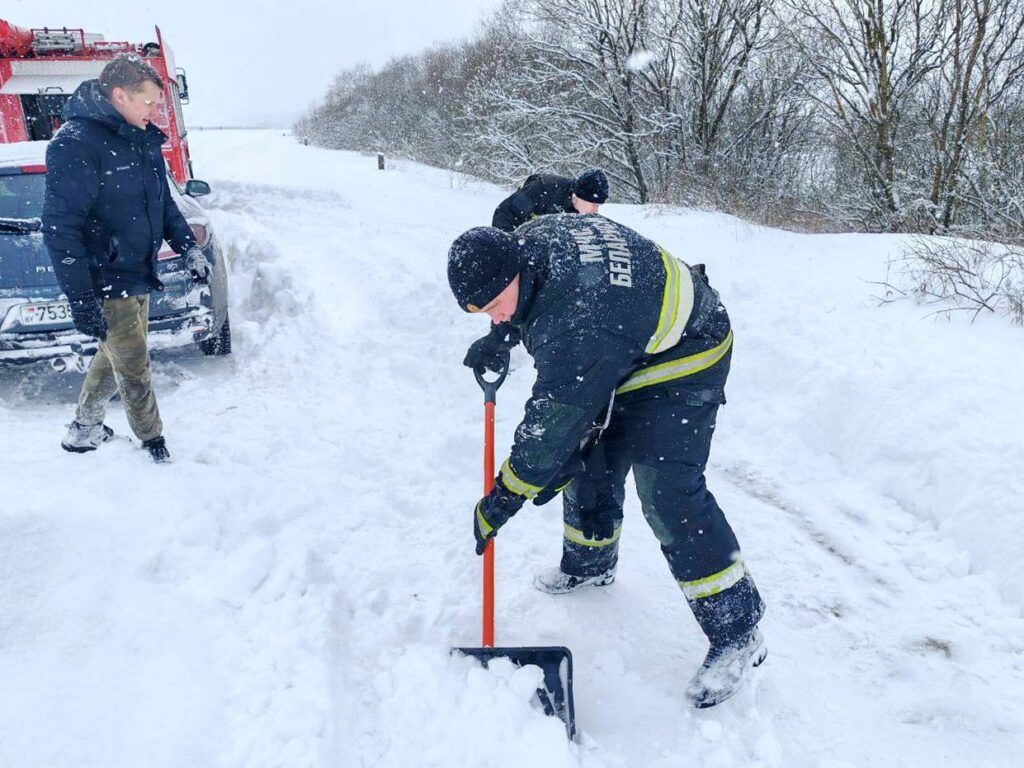 Смолевичские спасатели продолжают борьбу со снежной стихией