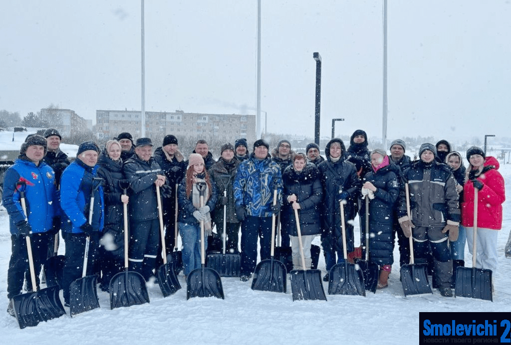 Трудовой десант райисполкома во главе с председателем  высадился в центре города. Убирали Советскую и Социалистическую