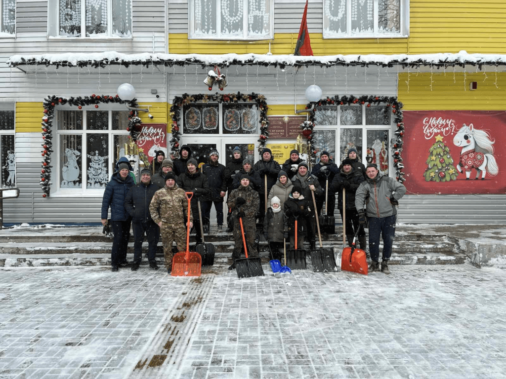 Сугробы не помеха: школа №2 Смолевичи сплотилась в снежный субботник