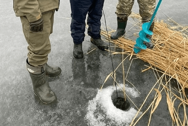 Смолевичан зовут на помощь рыбе и просят делать лунки