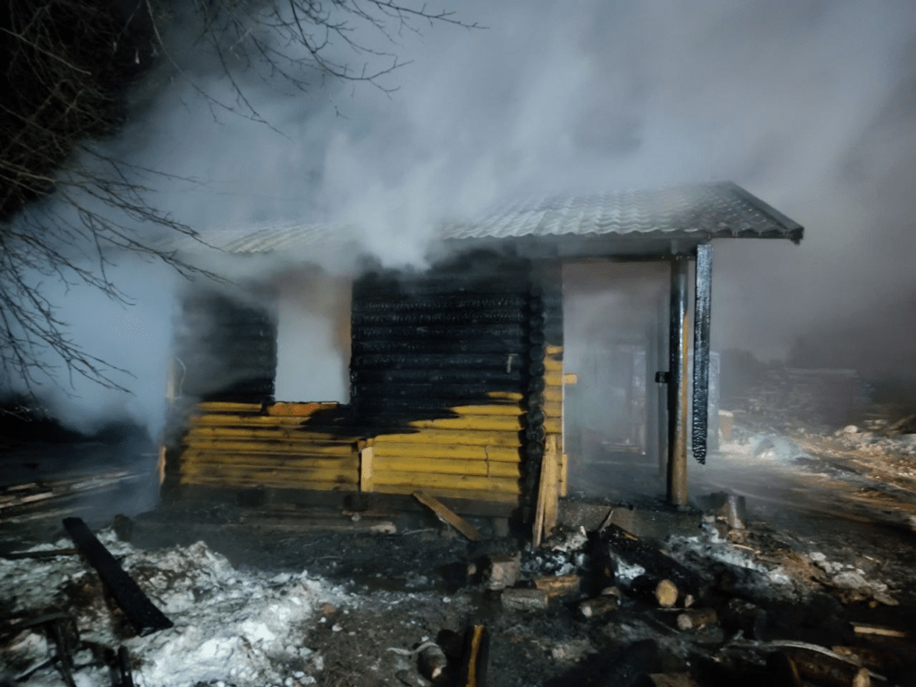 В Смолевичах горела бытовка: причина — нарушение правил монтажа печи