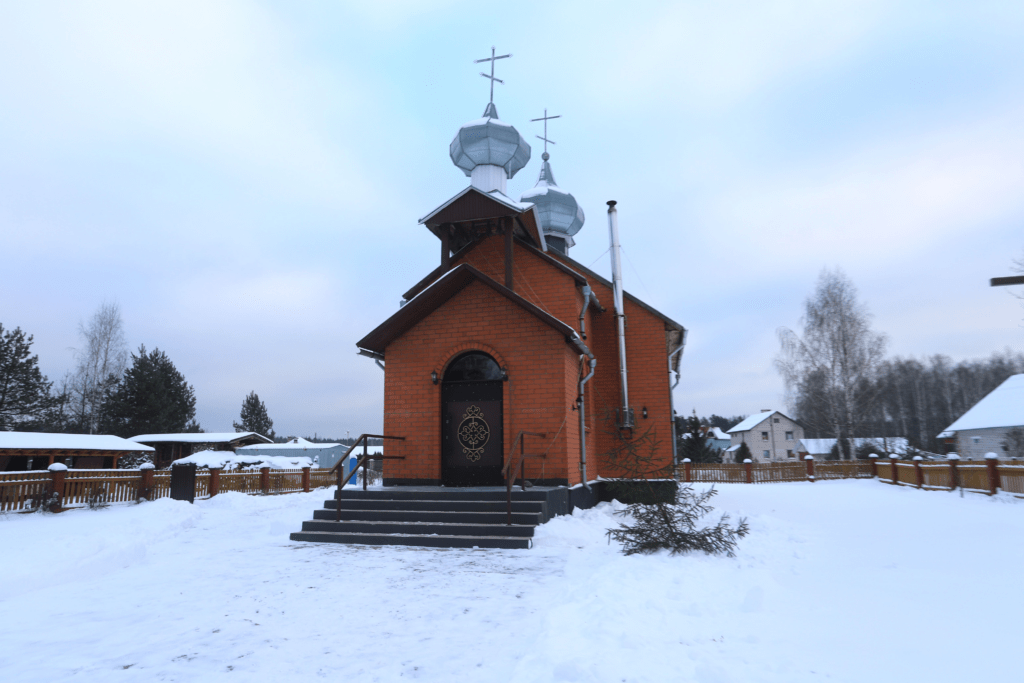 Узнали у священника, что делать с прошлогодней святой водой
