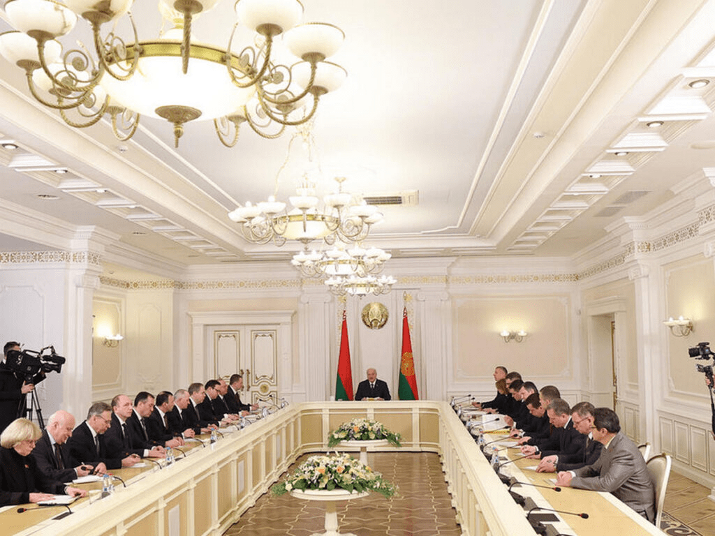 Лукашенко предостерег от слепой веры в искусственный интеллект