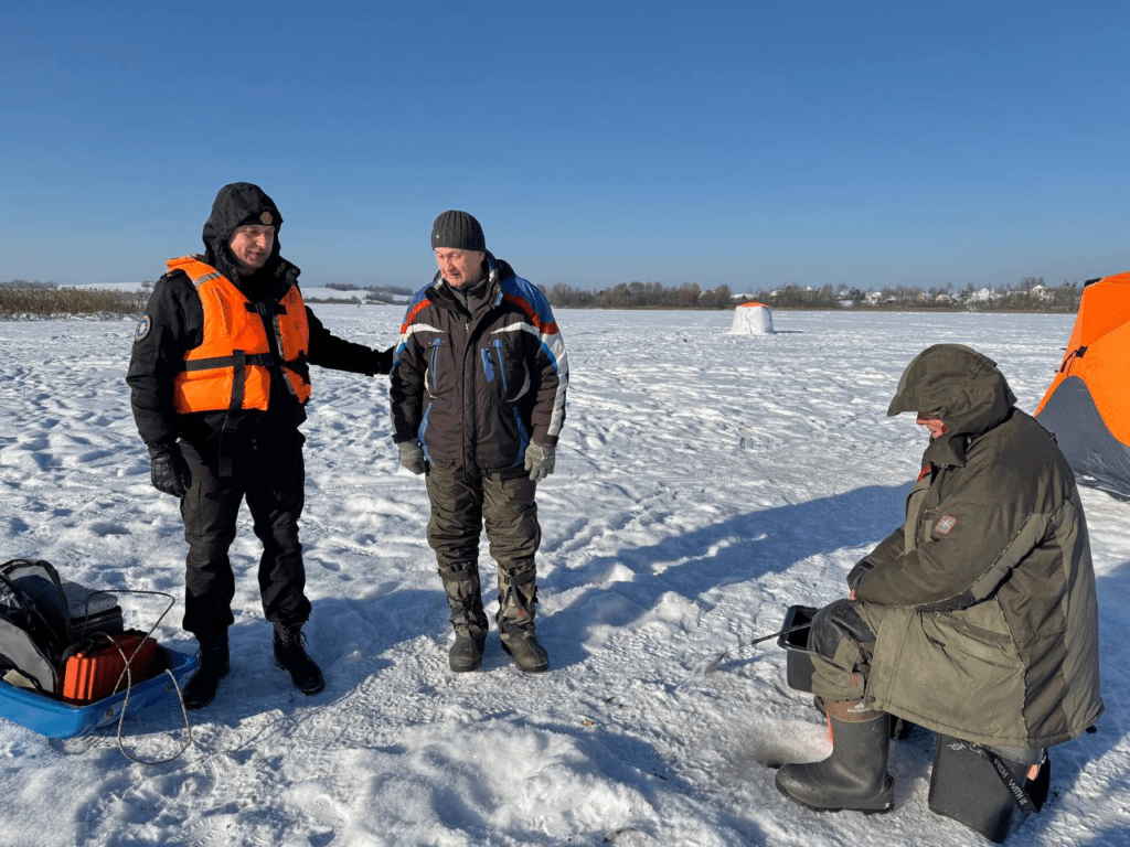 Веревка, палка или «спасалка»: как МЧС следит за безопасностью рыбаков