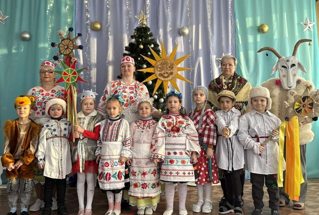 Веселая коляда прокатилась по садику в поселке Усяж