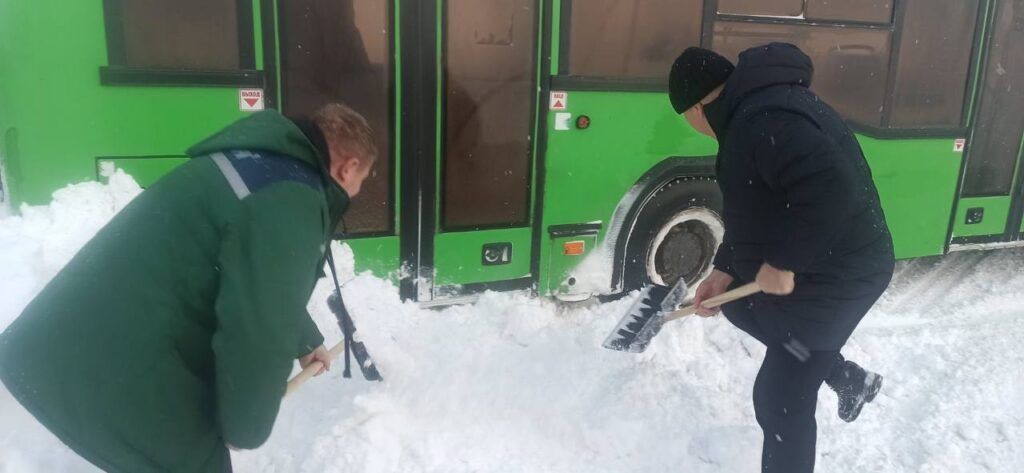 Смолевичи и окрестности продолжают бороться со снегом