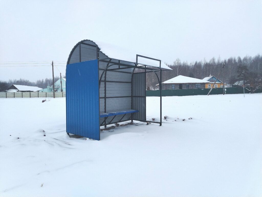 Остановка есть, но автобусы не ходят. Жителям Николаевичей ответили в ДРСУ-123