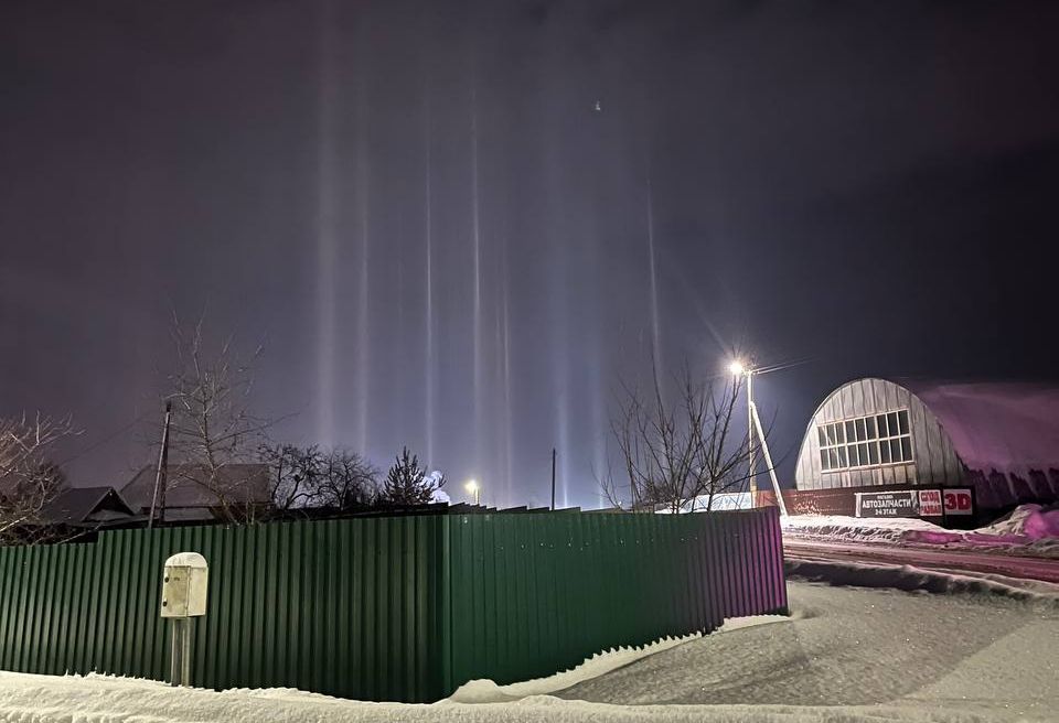 Ледяное чудо в небе над Смолевичами: жители наблюдали редкие световые столбы
