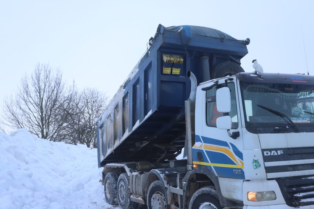 Узнали, куда коммунальщики свозят снег с городских улиц